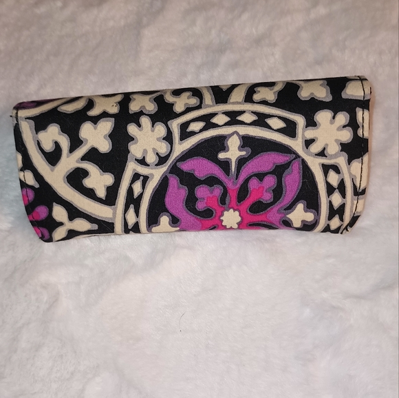 Vera Bradley Scroll Medallion Hardshell Eyeglasses Case (Magnetic Closure) - Picture 6 of 6